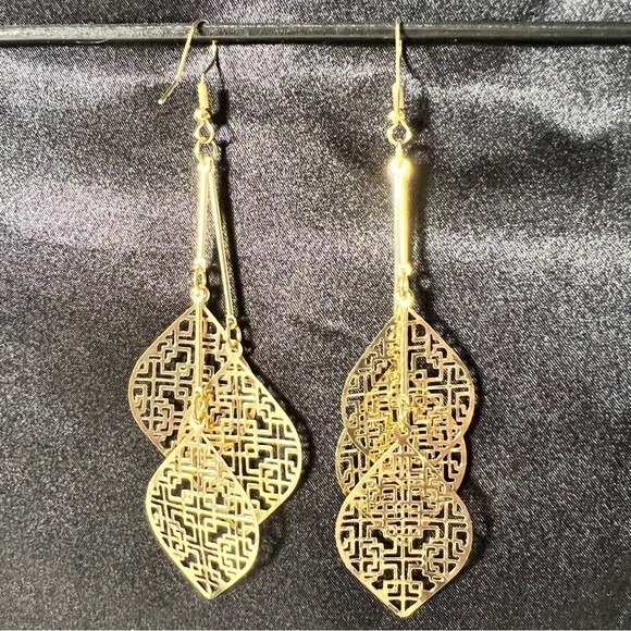 Gold triple leaf drop earrings with geometric design. Metal alloy. Jewelry - Picture 5 of 7